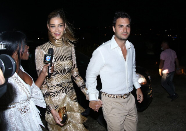 GULLKJOLE: Bruden Ana Beatriz Barros byttet kjole før bryllupsfesten. Her er hun sammen med sin nye ektemann Karim El Chiaty. Foto: wenn.com GULLKJOLE: Bruden Ana Beatriz Barros byttet kjole før bryllupsfesten. Her er hun sammen med sin nye ektemann Karim El Chiaty. Foto: wenn.com